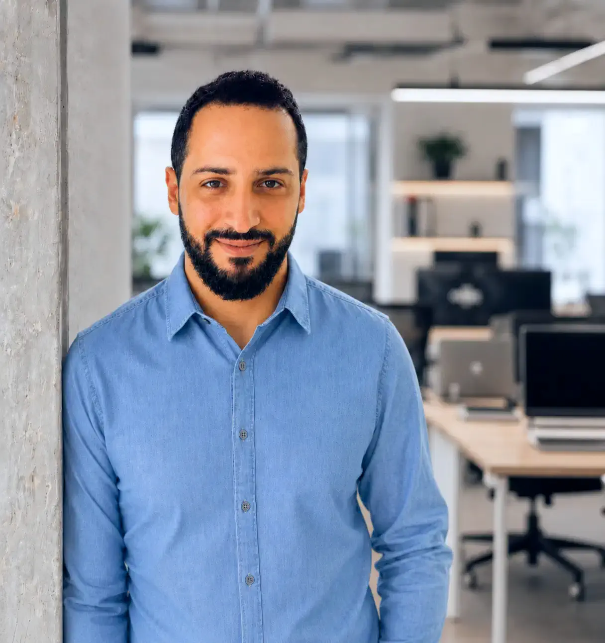 Portrait of Guilherme Cazaroto in a software engineering office